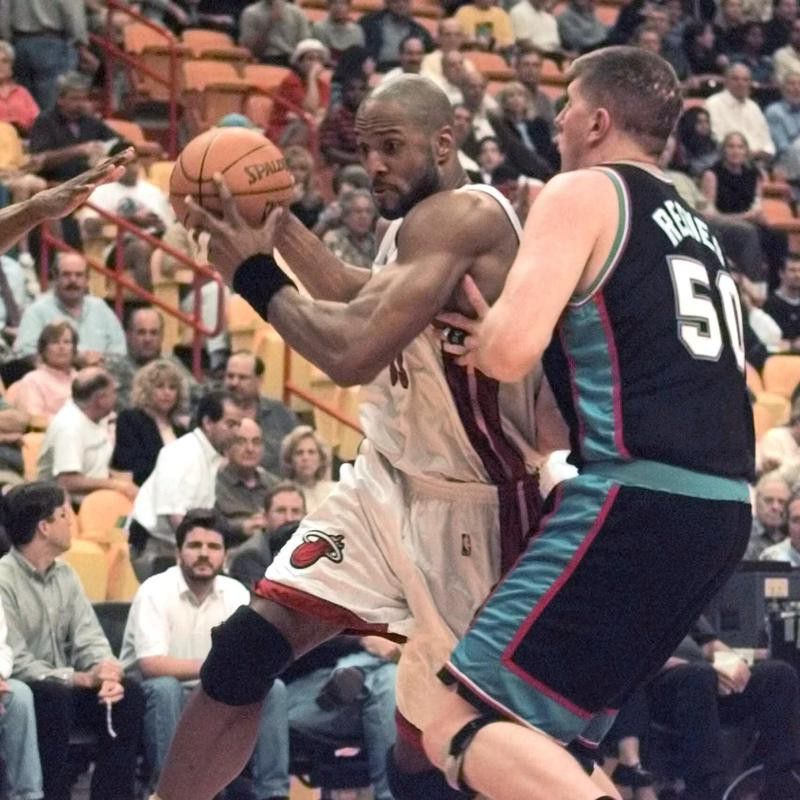 Alonzo Mourning attempts to drive past Bryant Reeves