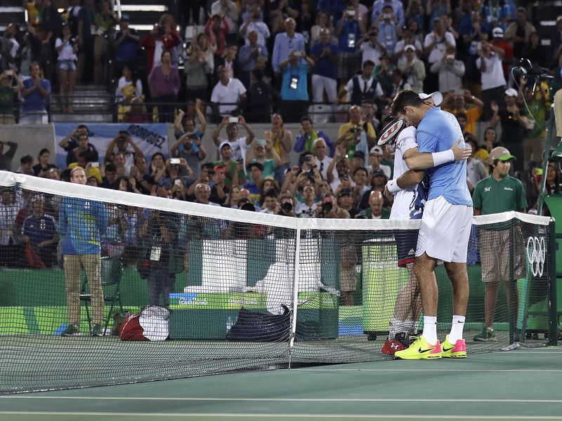 Andy Murray embraces Juan Martin del Potro