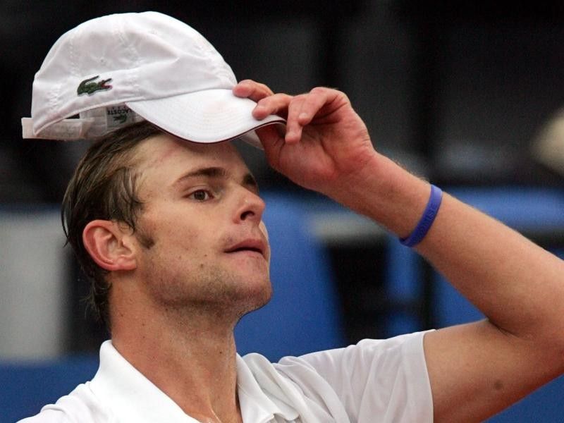 Andy Roddick picks up hat in Rome Masters