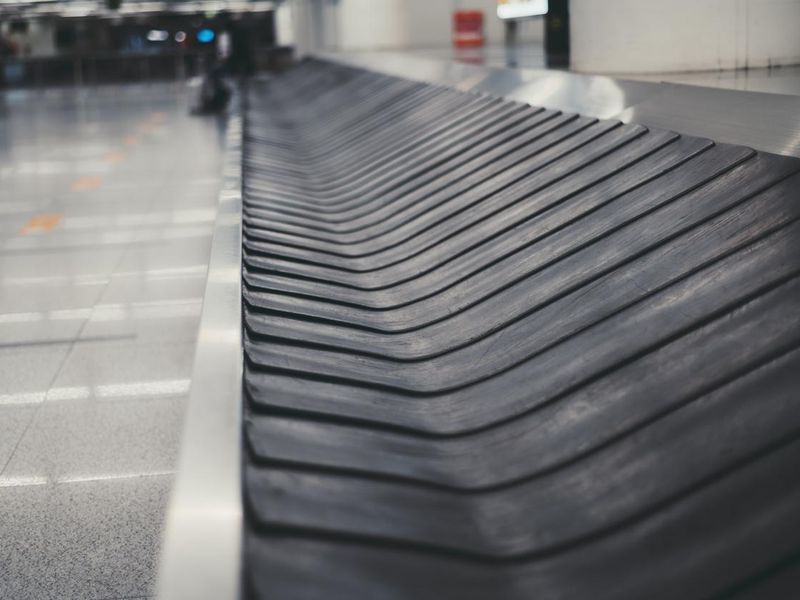 Baggage conveyor belt in an airport