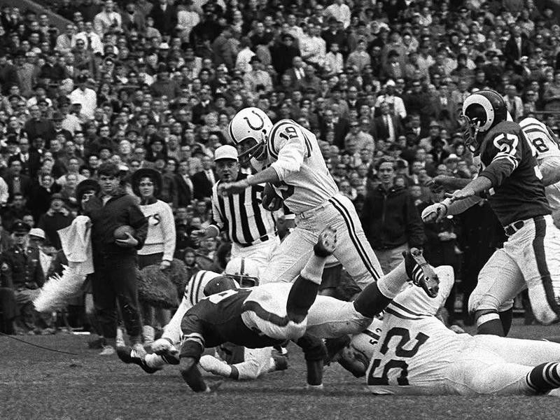 Baltimore Colts quarterback Johnny Unitas runs for touchdown