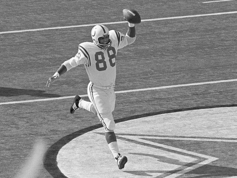 Baltimore Colts tight end John Mackey scores touchdown in Super Bowl V