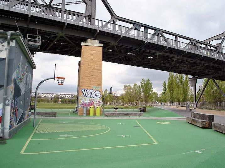 Basketball courts at Gleisdreieck Park