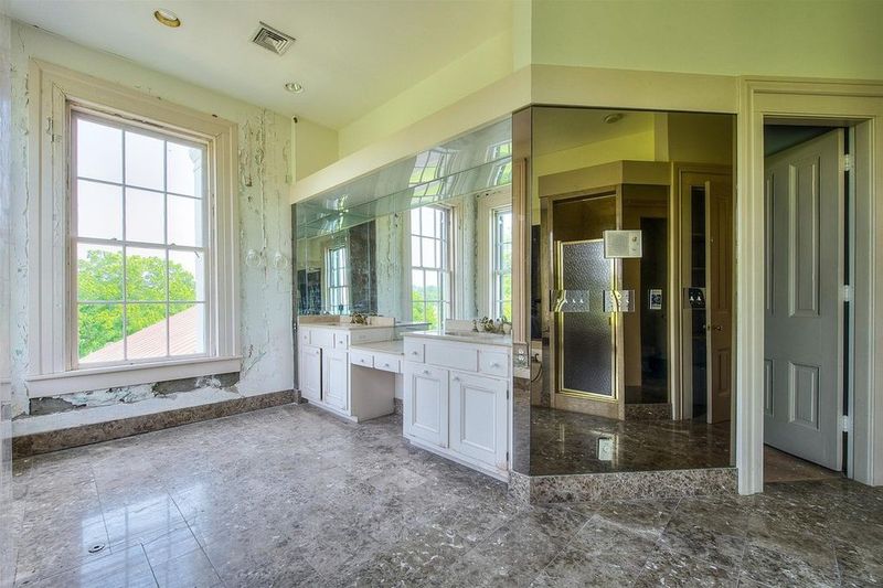 Bathroom in Tim McGraw and Faith Hill's house