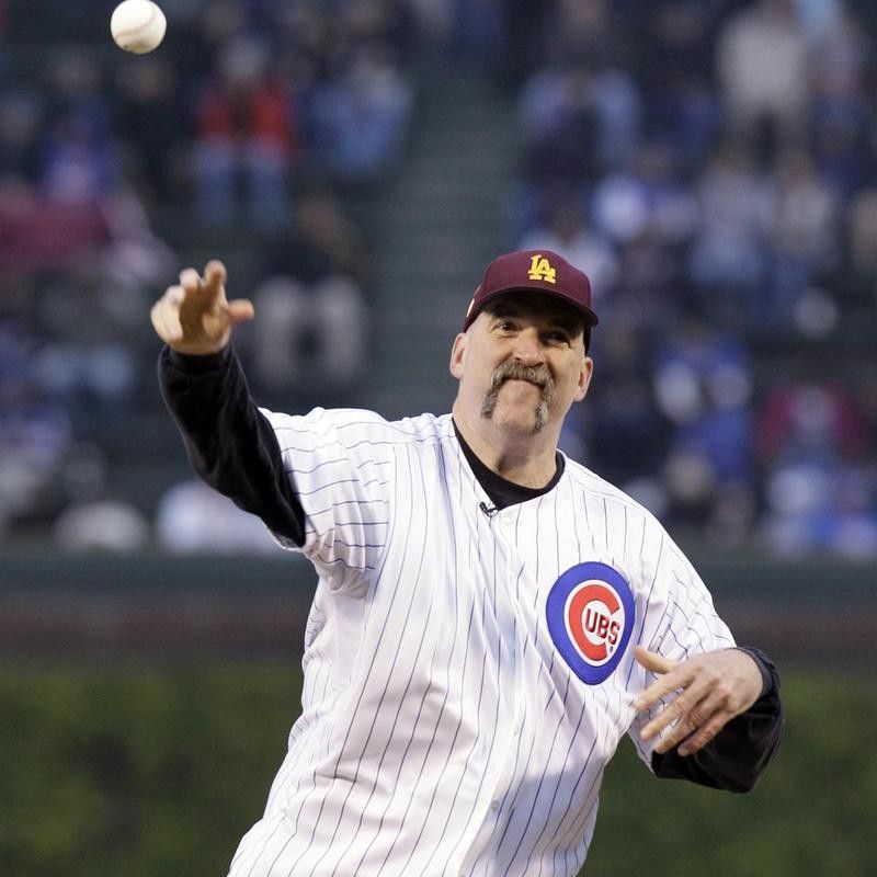 Bill Wennington throws first pitch at Chicago Cubs game