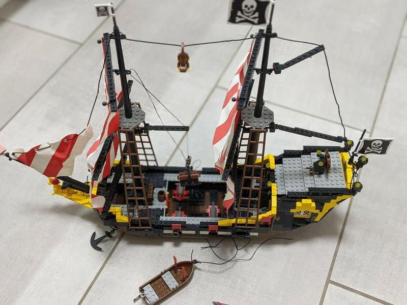 Black Seas Barracuda Pirate Ship