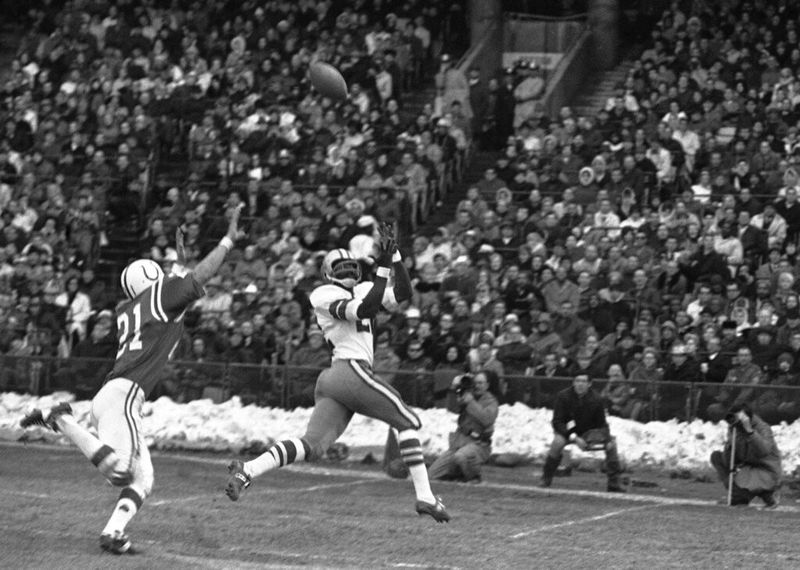Bob Hayes catches a pass