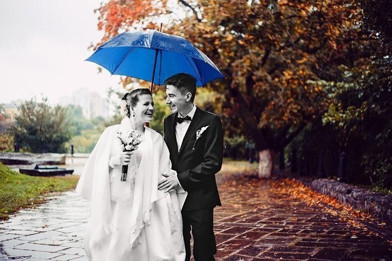 bride and groom in the rain