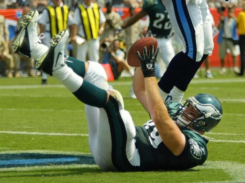 Chad Lewis celebrates a touchdown with the Eagles