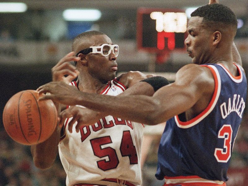 Charles Oakley gets tied up with Horace Grant