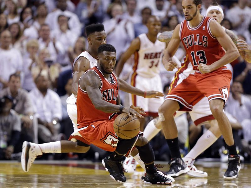 Chicago Bulls' Nate Robinson drives to the basket