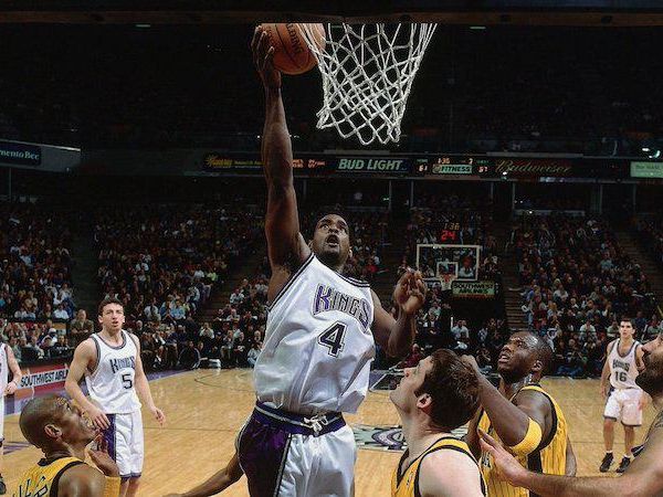 Chris Webber shoots over Pacers players