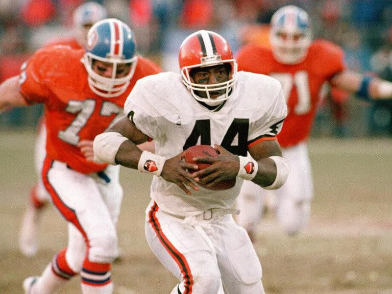Cleveland Browns Earnest Byner carries ball to goal line