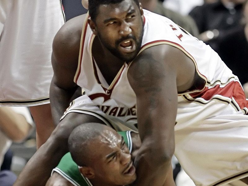 Cleveland Cavalier Robert Traylor battles Boston Celtic Justin Reed for loose ball