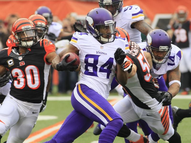 Cordarrelle Patterson runs with ball