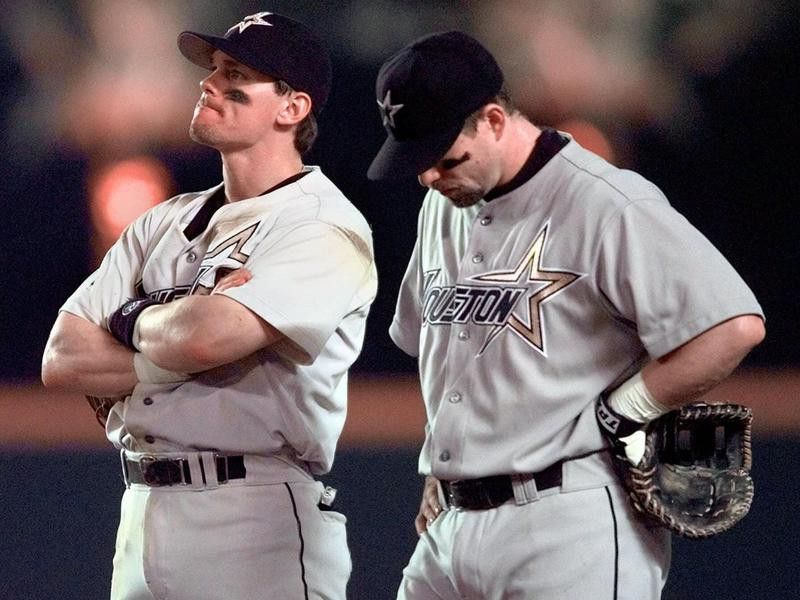 Craig Biggio and Jeff Bagwell wait on field for pitching change