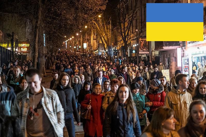 Crowded Ukraine street