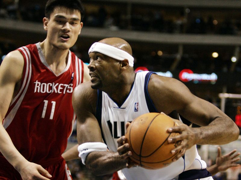 Dallas Mavericks center Erick Dampier drives past Yao Ming