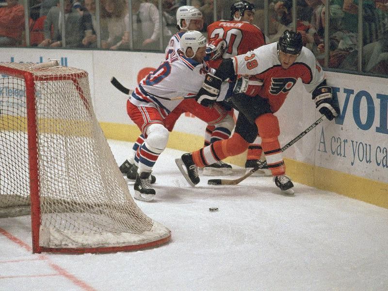 Dave Poulin in action against New York Rangers