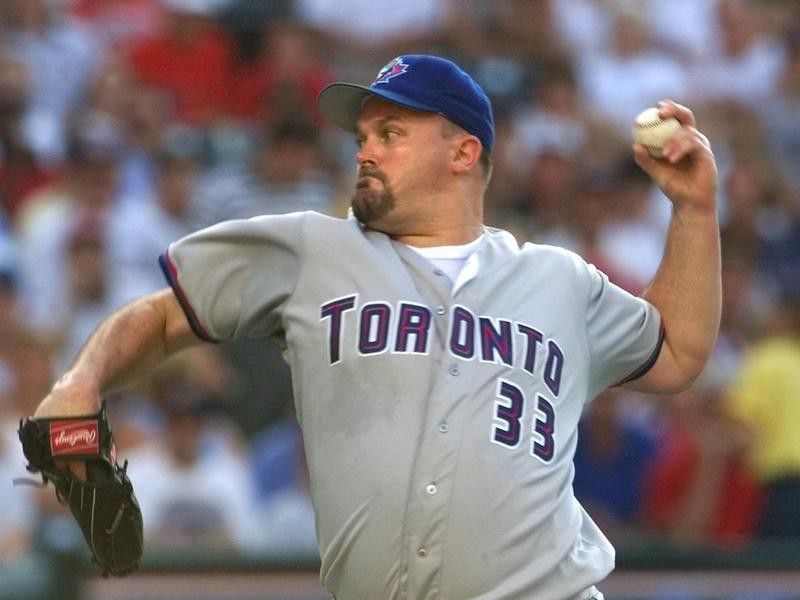 David Wells pitches delivers a pitch