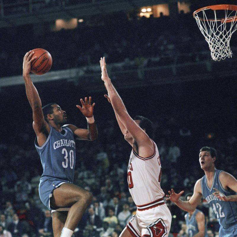 Dell Curry goes up for shot against Chicago Bulls' Dave Corzine