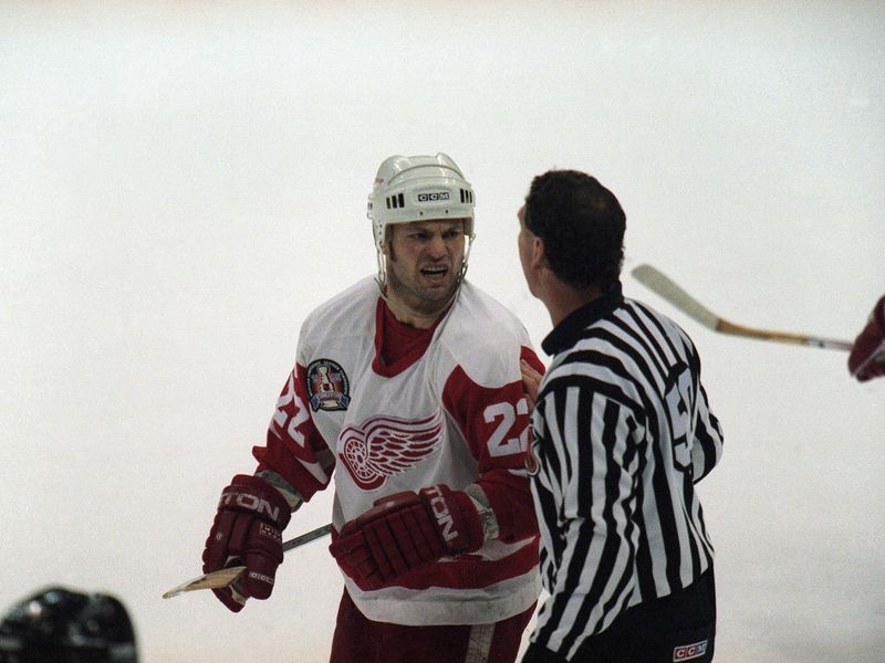 Detroit Red Wings' Dino Ciccarelli has words with ref