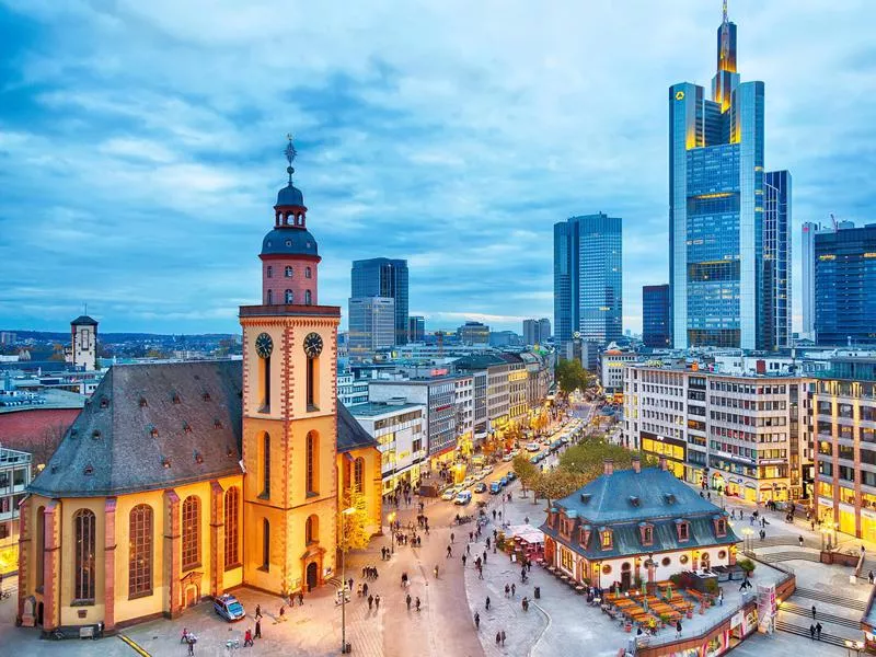Frankfurt at sunset, with St Paul's Church and the Hauptwache Main Guard building.اروپا