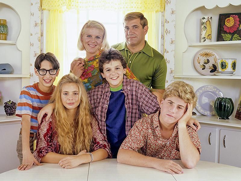 Fred Savage, Olivia d'Abo, Jason Hervey, Dan Lauria, Alley Mills, and Josh Saviano in The Wonder Years (1988)