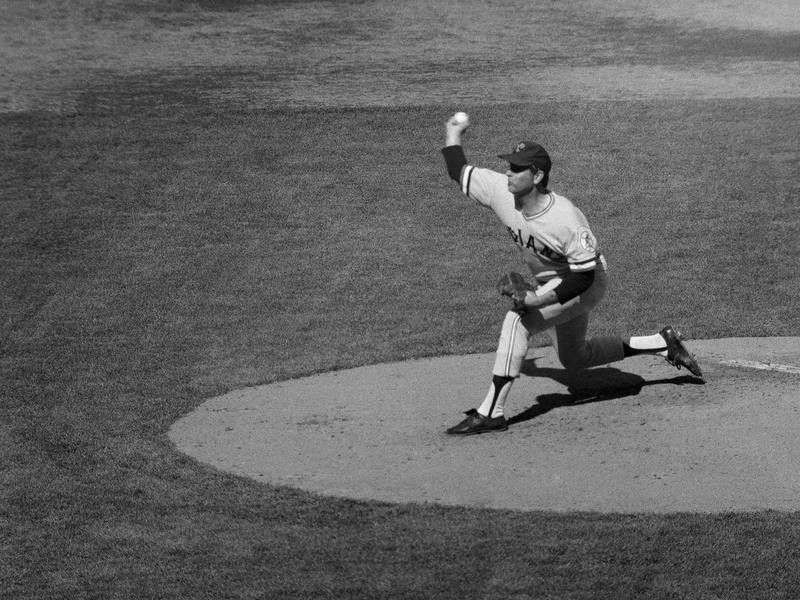 Gaylord Perry pitching against the New York Yankees
