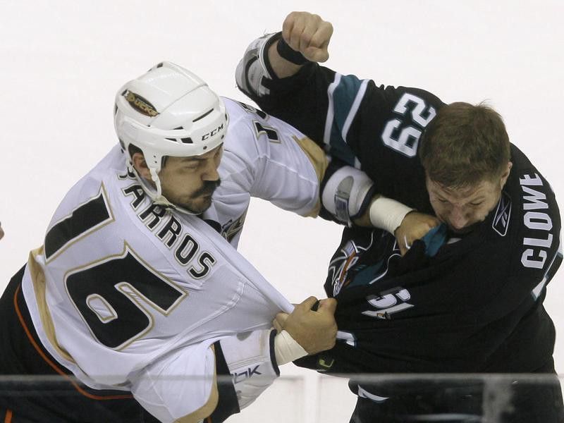 George Parros fights with Ryane Clowe
