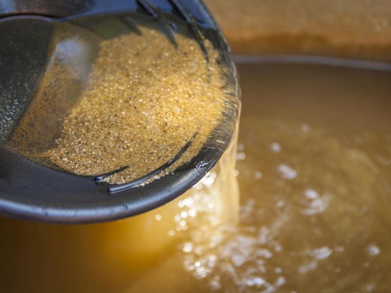Gold panning pan with sifting sand