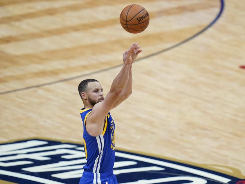 Golden State Warriors guard Stephen Curry shoots