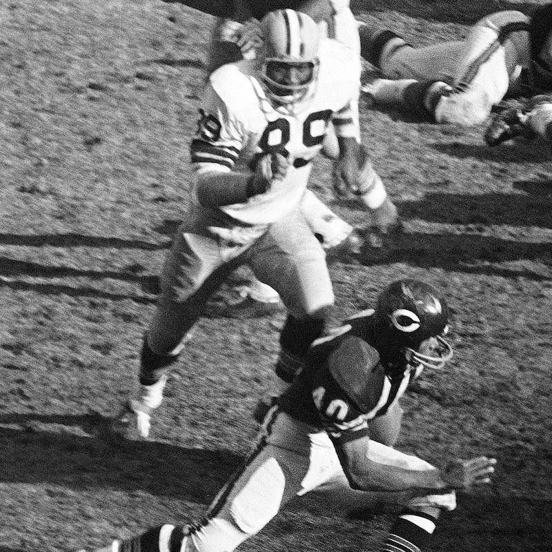 Green Bay Packers Dave Robinson chases Chicago Bears running back Gale Sayers