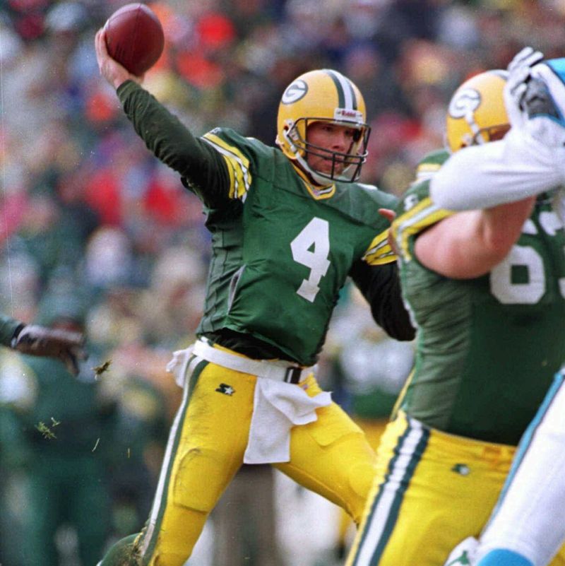 Green Bay Packers quarterback Brett Favre fires downfield