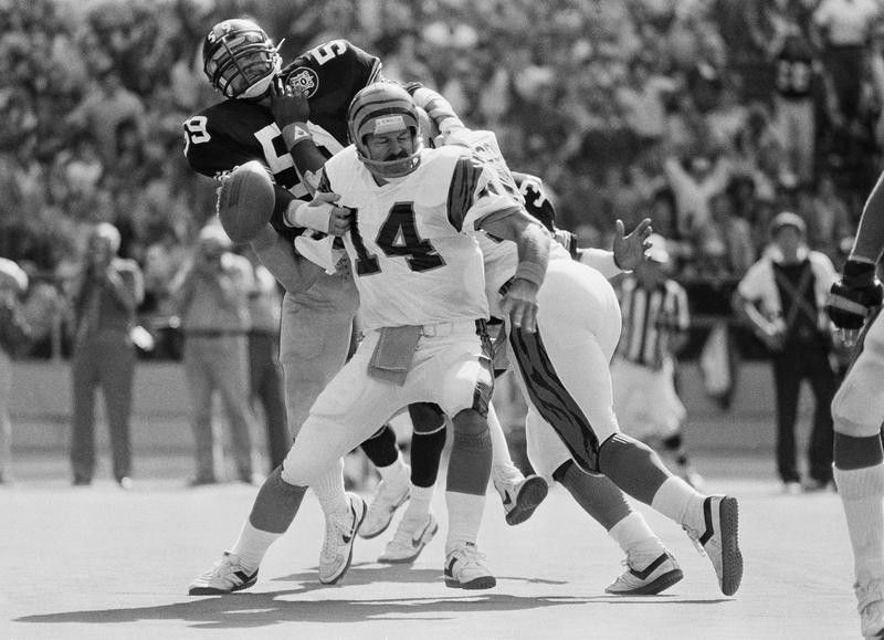 Jack Ham grabs Cincinnati Bengal quarterback Kenny Anderson's arm