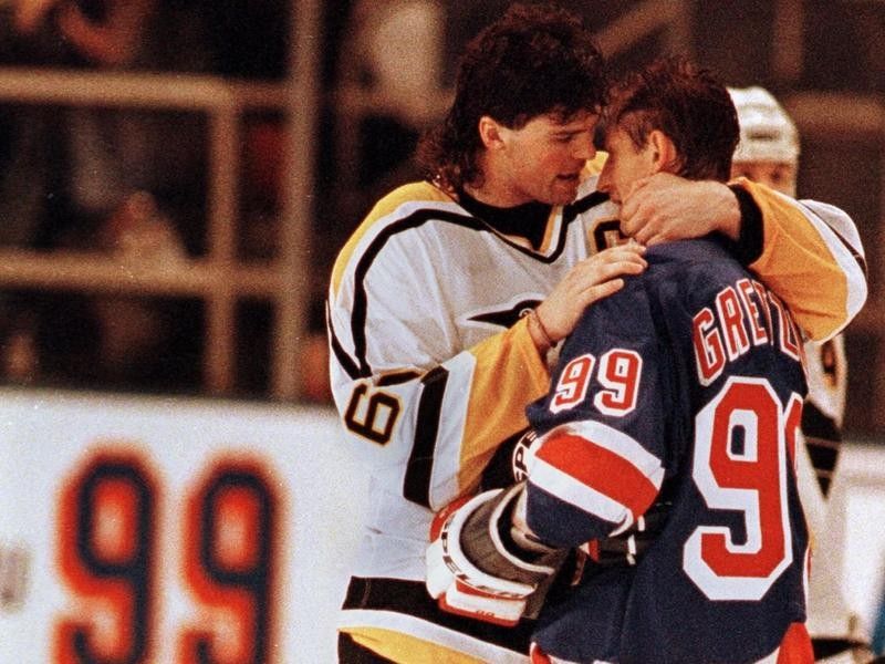Jaromir Jagr interacts with Wayne Gretzky after his last game
