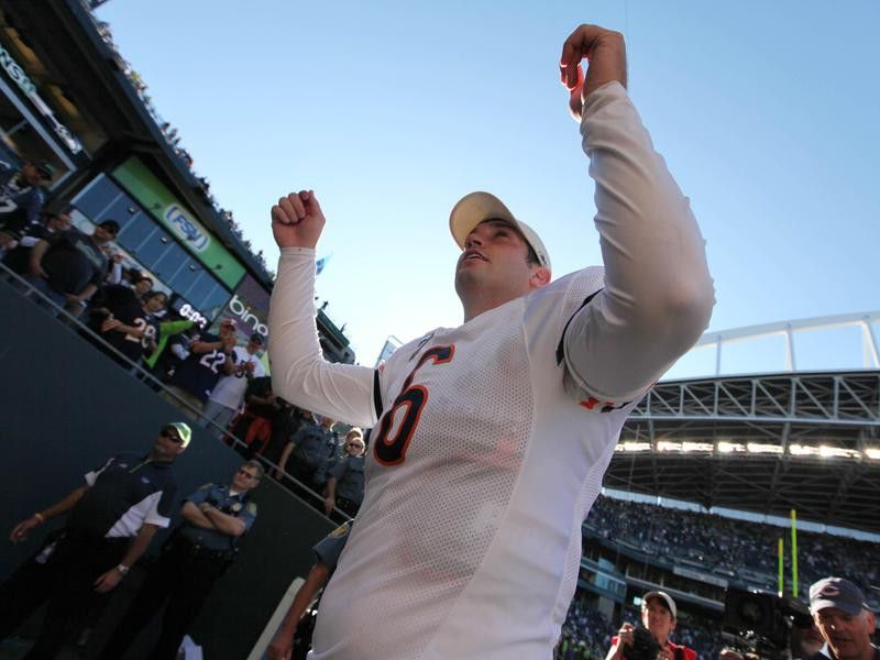 Jay Cutler walks off the field and celebrates the Chicago Bears win