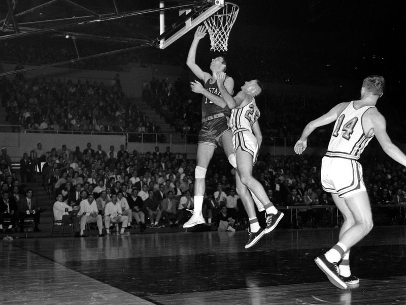 Jerry Lucas in action