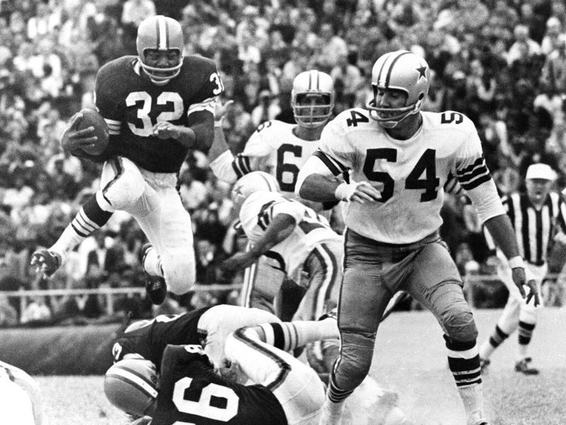 Jim Brown running the ball with the Cleveland Browns