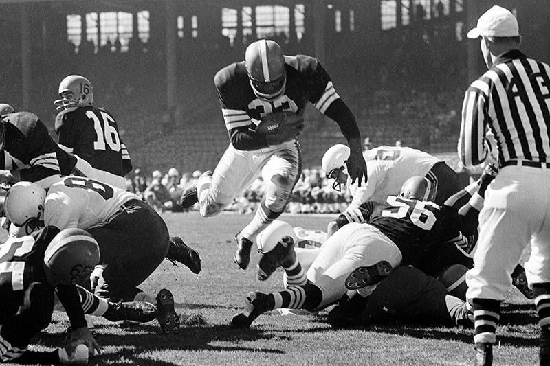 Jim Brown scores a touchdown with the Cleveland Browns