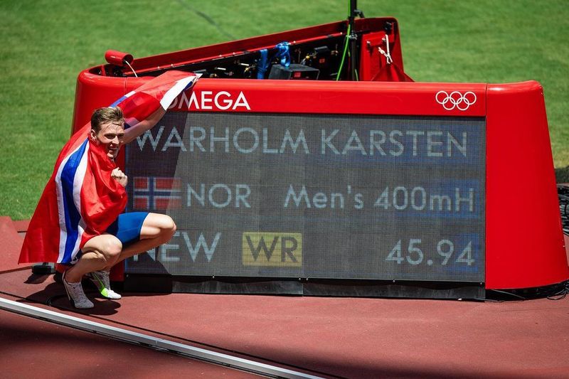 Karsten Warholm next to his world record time