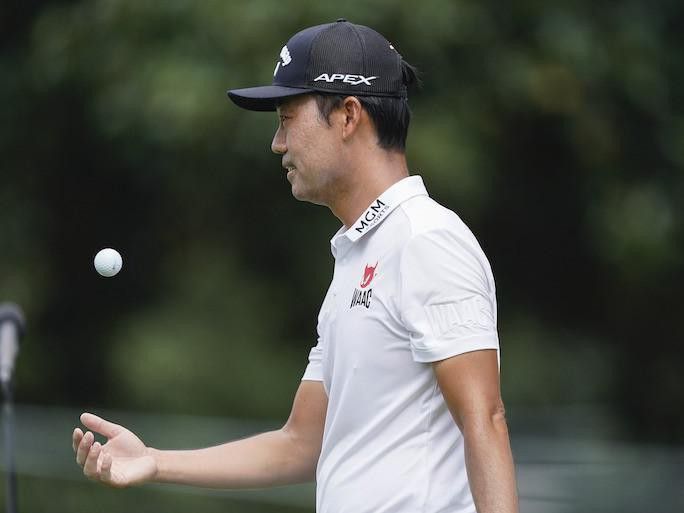 Kevin Na tosses golf ball