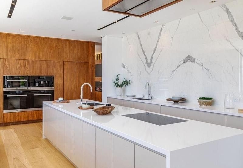 Kitchen with marble backsplash wall