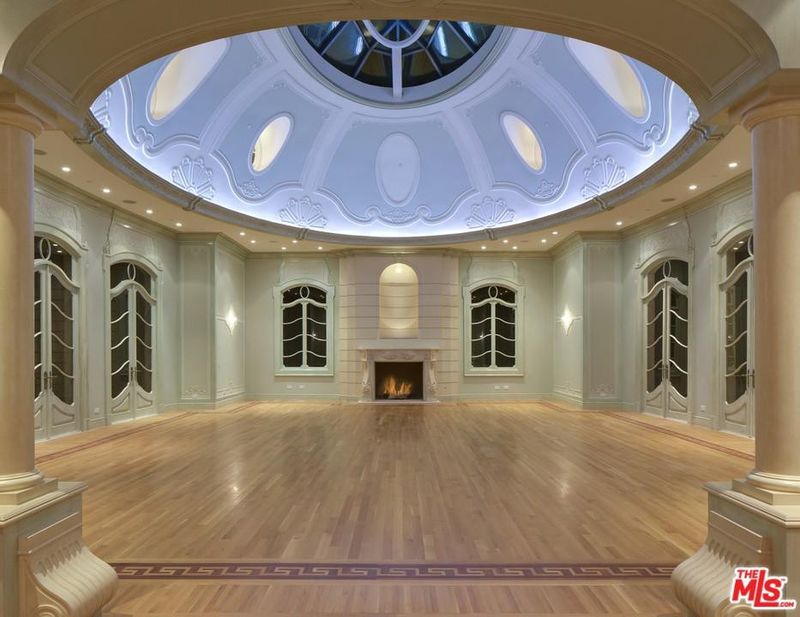 L:iving room with domed ceiling