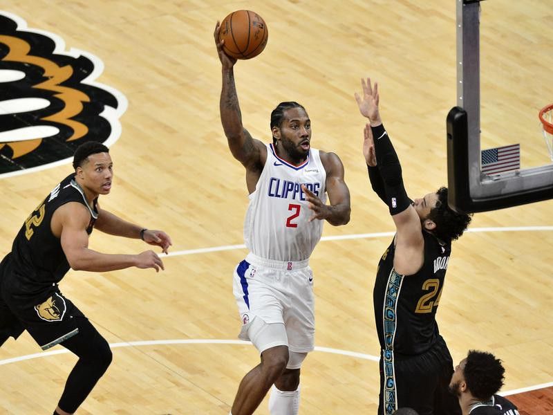 Los Angeles Clippers forward Kawhi Leonard shoots