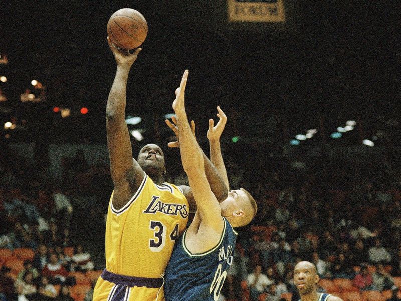 Los Angeles Lakers Shaquille ONeal elbows Eric Montross