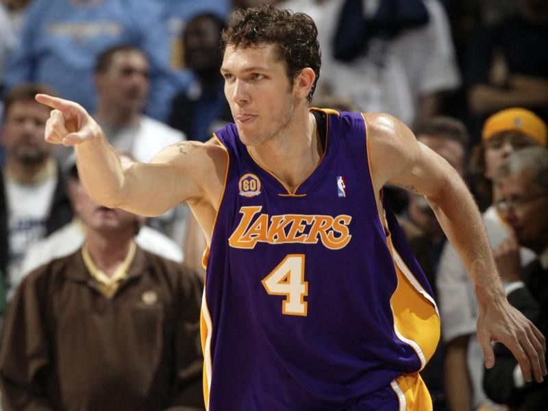 Luke Walton points to teammates after hitting three pointer against Denver Nuggets