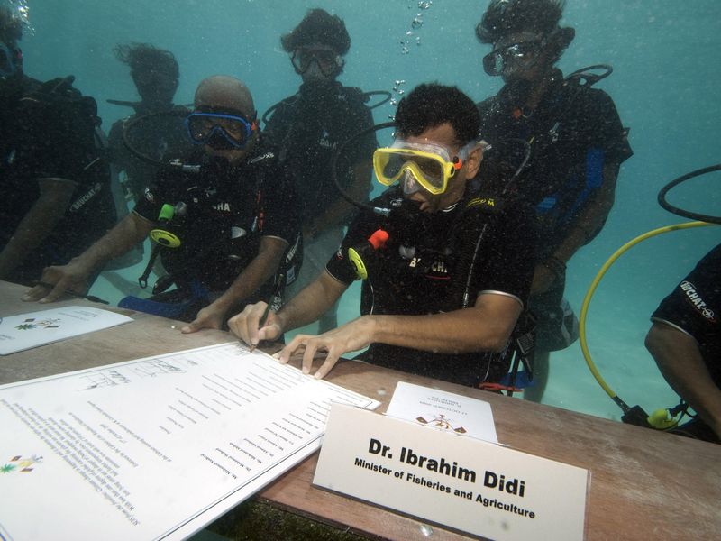 Maldives underwater cabinet meeting in 2009