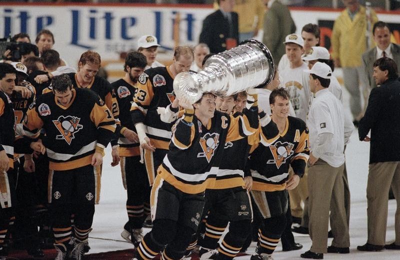 Mario Lemieux carries Stanley Cup with teammates