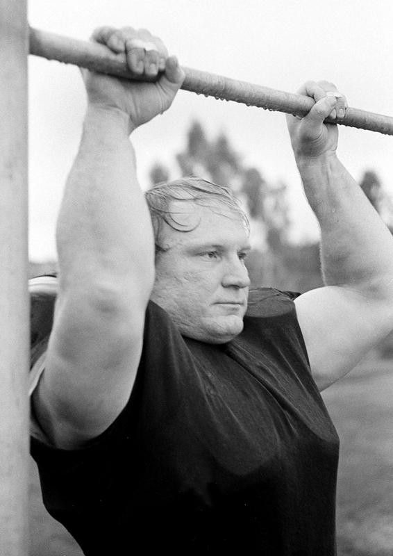 Mike Webster does chin-up
